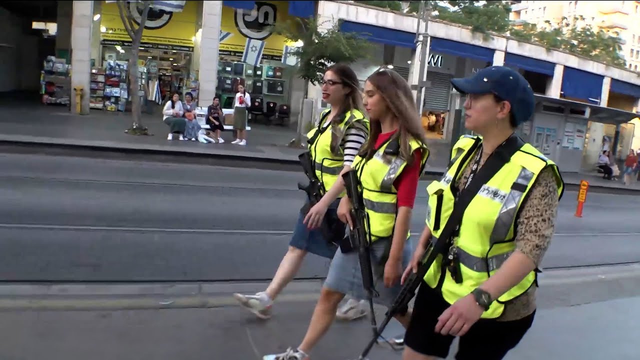 רובים ופאות: החרדיות שהוציאו רישיון נשק ומתנדבות במשטרה בעקבות המלחמה