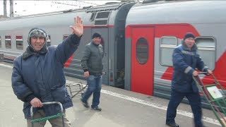 ЧС2К-925 с поездом №131 Орск - Москва. ЧМЭ3-6724 подаёт под посадку поезд №12 Москва - Анапа