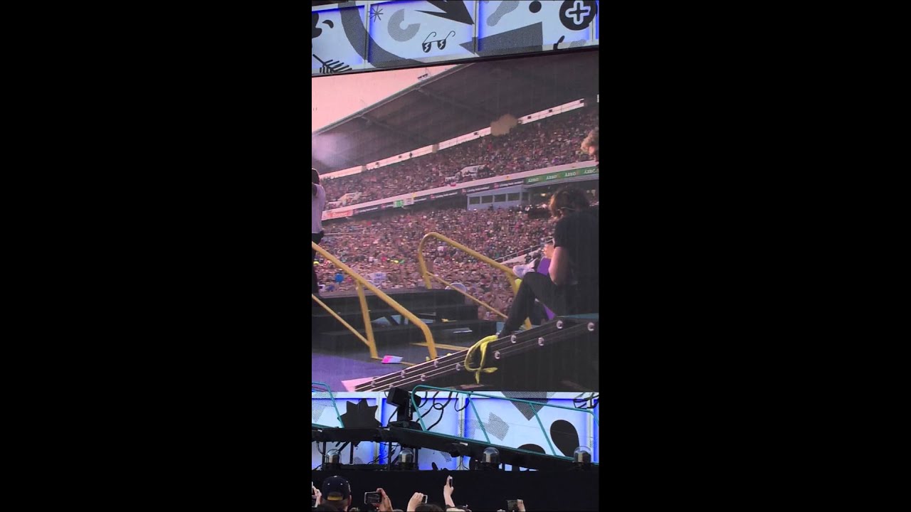 One Direction - Harry trying to speak Swedish -  live from Gothenburg Sweden 23.6.2015 - OTRA