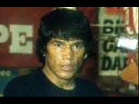 Carlos MonzÃ³n (*San Javier, Santa Fe, 7 de agosto de 1942 - â  Los Cerrillos, Santa Fe, 8 de enero de 1995) fue un Boxeador argentino que alcanzÃ³ el tÃ­tulo de campeÃ³n mundial de la categorÃ­a mediano, entre los aÃ±os 1970 y 1977.