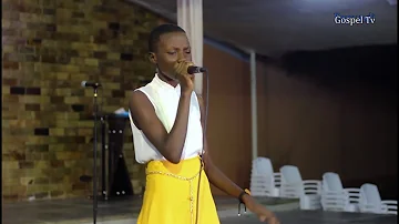 IRAKOZE NICOLE interprétait la chanson ''YARACIYE INZIRA'' lors de final *Kids Music Talent*