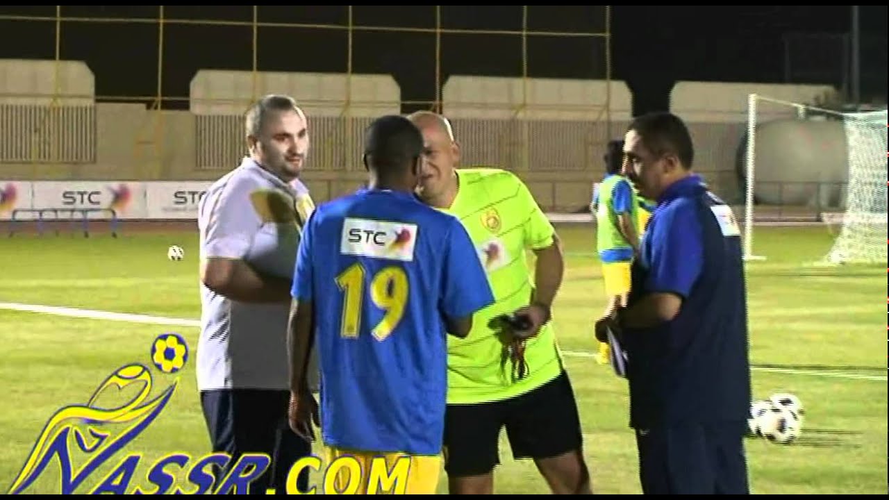 حضور وتوقيع وتدريب النجم مالك معاذ مع نادي النصر.avi