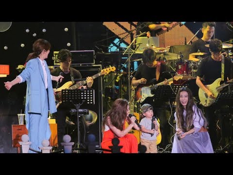 S.H.E演唱会劲宝惊喜登台 合唱经典歌曲呆萌可爱