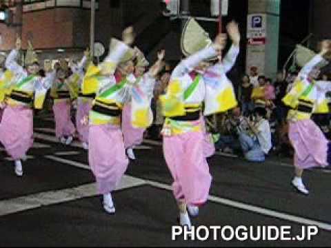 Awa Odori dance festival held in late July in Yamato, Kanagawa Prefecture, Japan. This video shows a troupe named Chidori-ren featuring a crowd-pleasing performance. Photos here; photoguide.jp