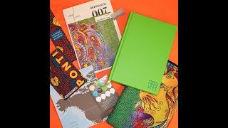 intrínsecos 007 | Ponti, de Sharlene Teo
Em abril, enviamos no clube intrínsecos o livro Ponti, da autora estreante Sharlene Teo. A solitária adolescente Szu vive à sombra da mãe Amisa, uma ex-atriz ressentida por nunca ter alcançado sucesso. Quando Szu e Circe ficam amigas, as três estabelecem uma dinâmica que as marcará para sempre.
Junto com o livro inédito em capa dura, a caixa de abril foi recheada de elementos que complementam a narrativa. Faça parte do clube intrínsecos e não perca nenhuma história: http://bit.ly/Intrinsecos intrínsecos 007 | Ponti, de Sharlene Teo