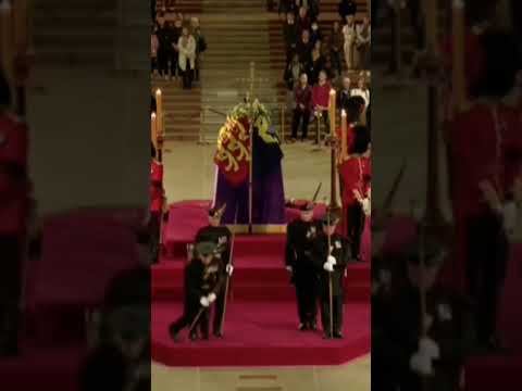 Гвардеец упал в обморок у гроба Елизаветы II .