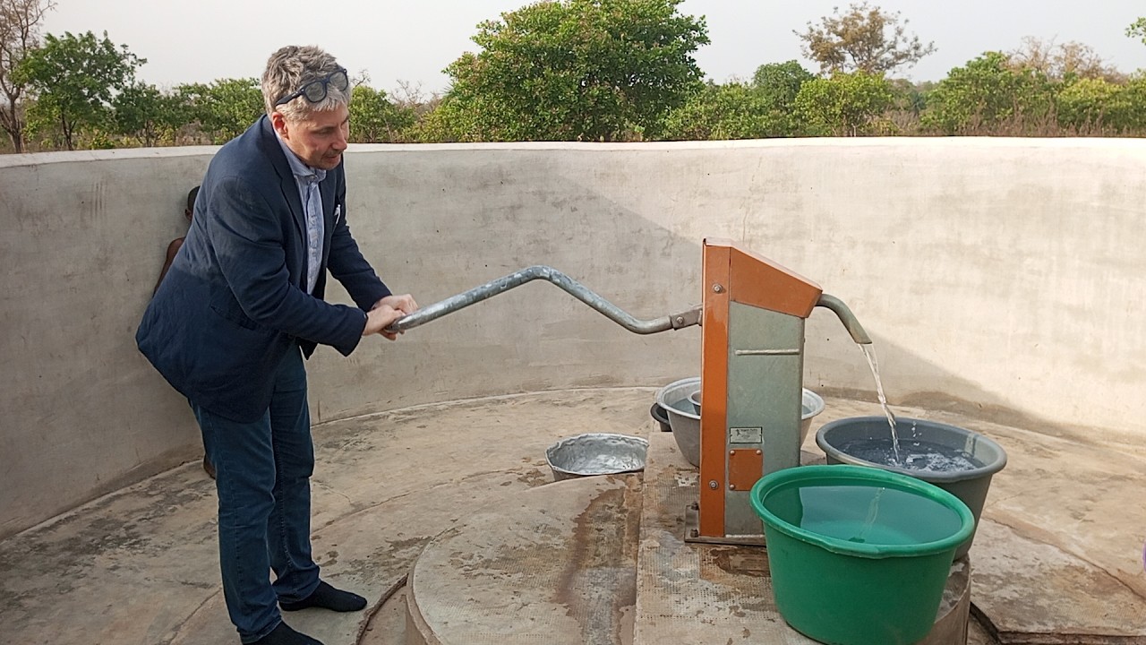 Togo / Visite de terrain pour l’engagement durable : la Croix - Rouge Suisse à l'intérieur du pays