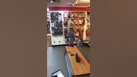 Cuando te estas probando los nuevos tacones para navidad pero terminas cayéndote