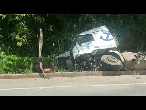 Grave acidente entre carreta e carro em Colatina