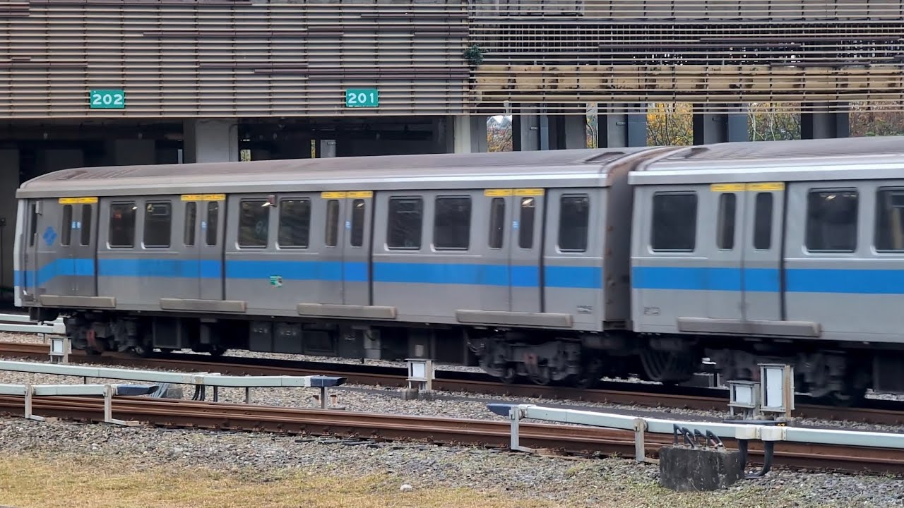 【七早八早來看發車】台北捷運C321型機器更新車駛離南港機廠-2026/1/19 - YouTube