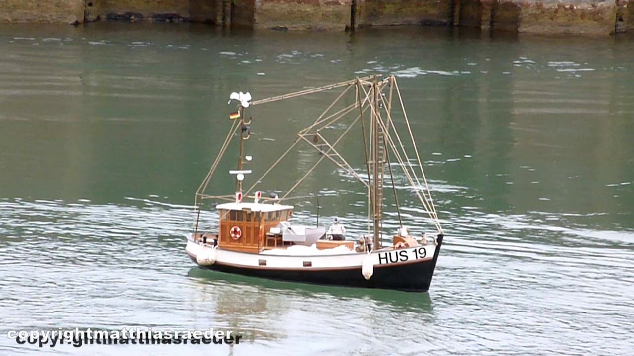 RC crab cutter HUS 19 on the Rhine (Sirius von Krick)