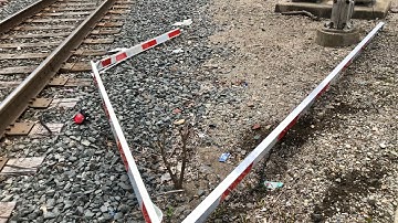 CSX Train Hits RR Crossing Gate, Heavy Train Vs Steep Grade, Train Horn Salute, Engineer Waves To Me