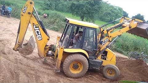 JCB Backhoe Machine JCB Drain and Loading Soil in Tractor- JCB Working For Road Construction y839