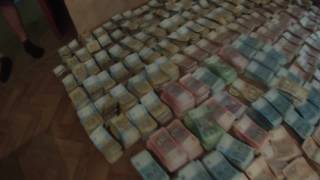 Куча денег а лучше бы лежали доллары вместо этих бумажек грн Куча денег а лучше бы лежали доллары вместо этих бумажек грн