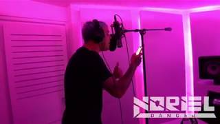 noriel  grabando su próxima canción Acapella