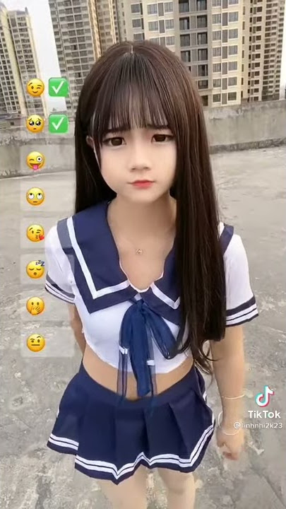 Gadis Jepang yang imut suka membuat wajah setelah sekolah