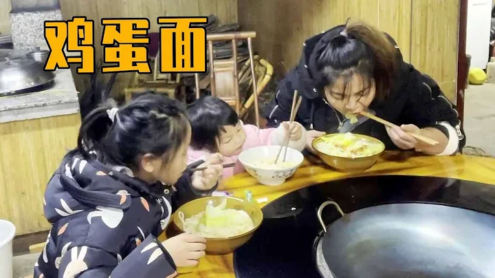 Yingzi cooks egg noodles for grandma, and it turns into cabbage noodles by accident