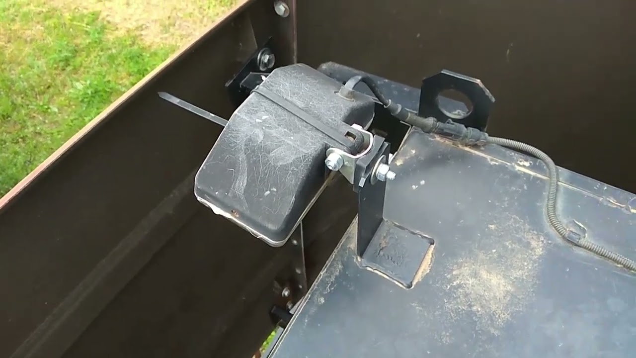 Переделка крепления задней фары на комбайне Акрос. - YouTube