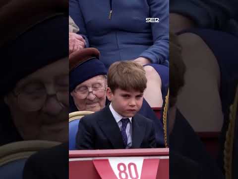 El PRÍNCIPE LUIS de INGLATERRA se BURLA de su hermano mayor en el desfile del Día de la Victoria