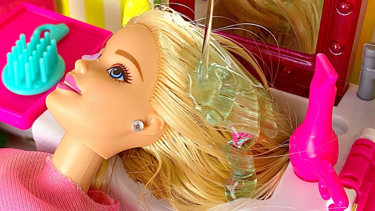 Barbie no cabeleireiro em COQUINHOS
