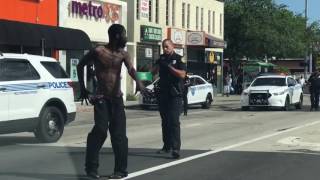 Mentally unstable man challenging police in the middle of Miami streets by UtubeUser 1,266 views 7 years ago 51 seconds