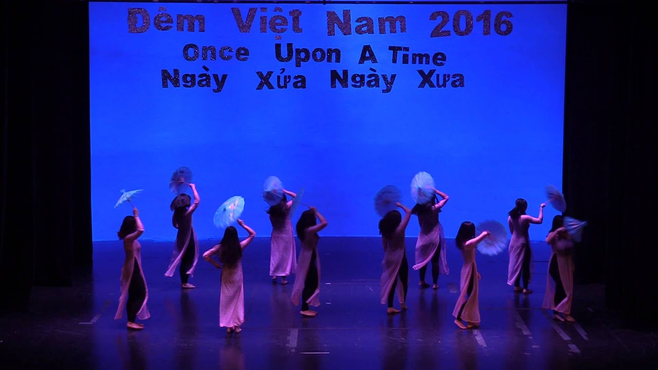 Dem Viet Nam 2016 - Umbrella Dance