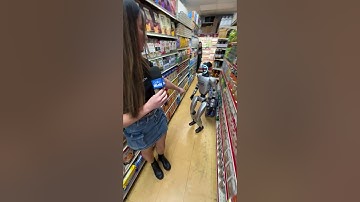 Robot enters a bodega in NYC and gets kicked out