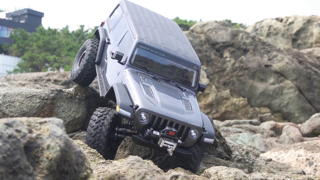 1/10 Scale SCX10-III Jeep Rubicon JL #15 |  Vlog & Rock Crawling At The Beach