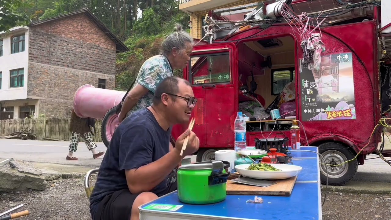 今天爬山路，坡度太陡了，导致刹车坏了，都喷油了，还好这个修车的帅哥人好，没有多收我钱，还一路护送我下山😭#户外 #徒步 #户外露营 #流浪