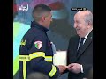 لحظة تكريم عون الحماية المدنية البطل علي فارس من طرف الرئيس تبون