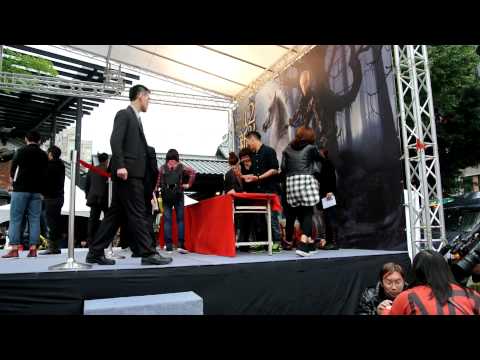 130112 周杰倫「十二新作」台北簽唱會─下台為歌迷簽名+合照