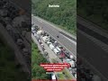 ENGARRAFAMENTO GIGANTESCO PARALISA RODOVIA NA INGLATERRA APÓS COLISÃO DE VEÍCULOS