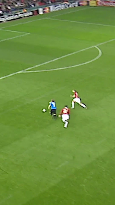 Vidić double tackle! ⚔️🛡️