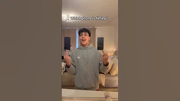 لك هاد حيدر كيف عم يزبط معو يمسك تليفون بالاصبع واحد 