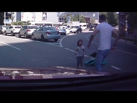 Мать везла детей в багажнике, они выпали (видео)