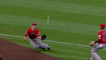 LAA@SEA: Trout makes a fantastic diving catch
