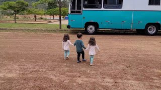 Trigêmeos passeando e jogando bola às margens da Represa de Três Marias