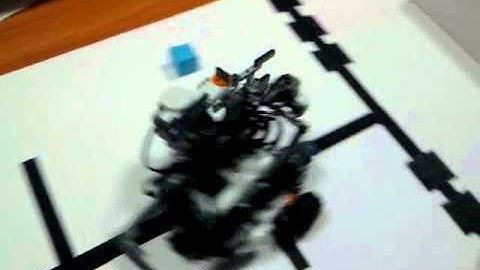 Мій робот на WRO 2011 (III place)(Lego Nxt cube sorter size color complete)