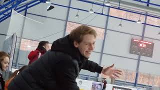 Тренеры Евгений Плющенко Дмитрий Михайлов смотрят как фигуристы играют в чехол