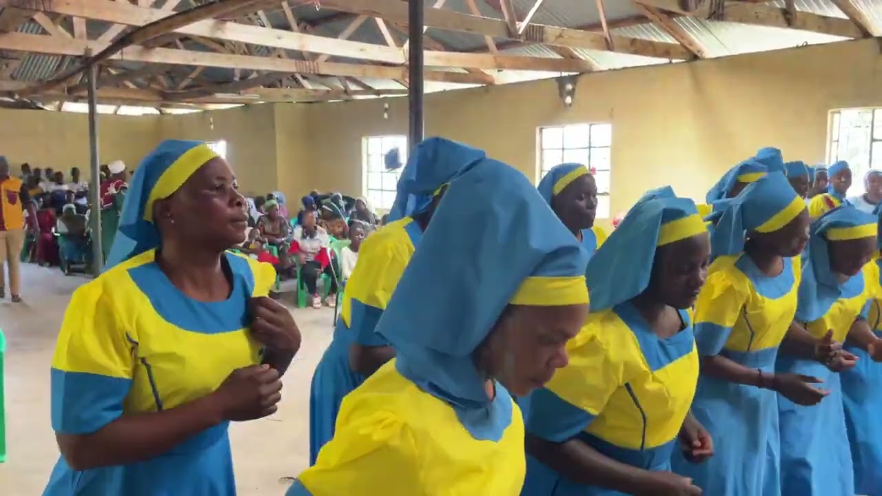 AFRICAN KENYA SABCRYNNSK CHURCH, GATINA SENIOR CHOIR.. doing there best..