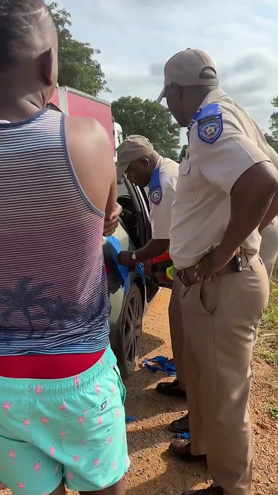 Hlavu sikiza loko a khomiwa hi ma traffic officer's manwu endla sele #trending