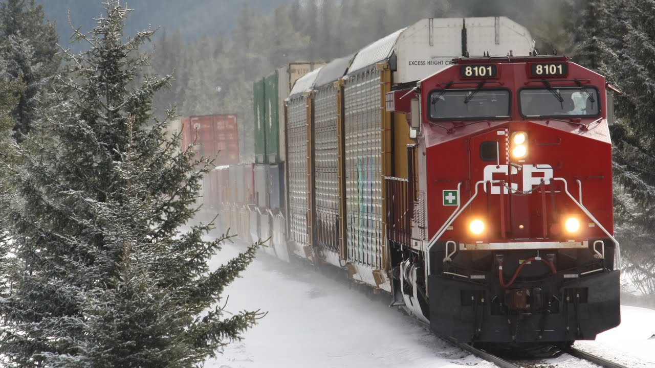 INSANE HORN SHOW!!!! Canadian Pacific Intermodal (CP 113) West at Storm ...