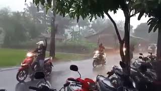 Hujanpun Mendukung Kemenangan Lurah Baru