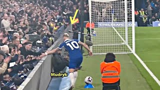 👏Mudryk got a standing ovation from Chelsea fans while being subbed vs Tottenham