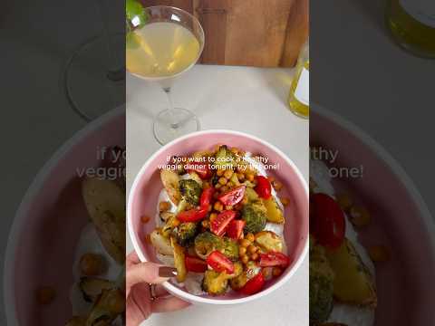 وعاء بطاطس مشوية على الطريقة المتوسطية مع صلصة تزاتزيكي لذيذ جد ا وسهل التحضير