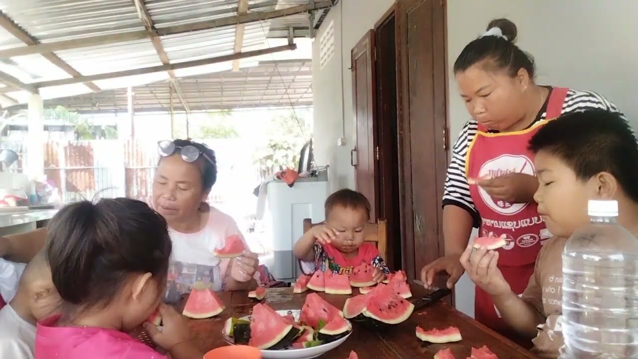 ก่อนจะไปขุดกะปูพาเด็กๆกินหมากแตงโมแล้วค่อยไปจ้า