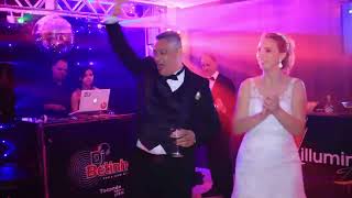 Noiva faz dancinha para Noivo Aniversario no Casamento. Todo comemoram Luzes DJ crianças dançam(*)