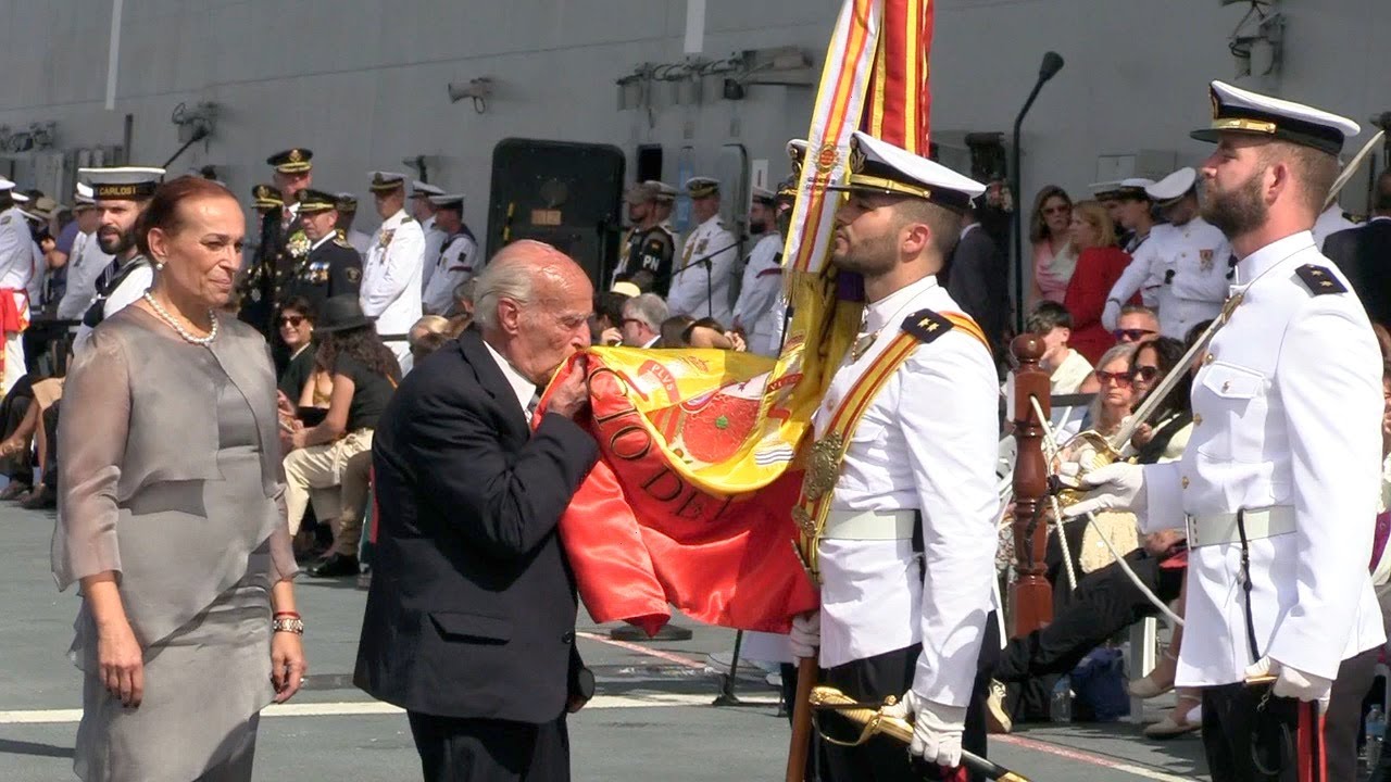 Melilla rinde honores a la bandera de España