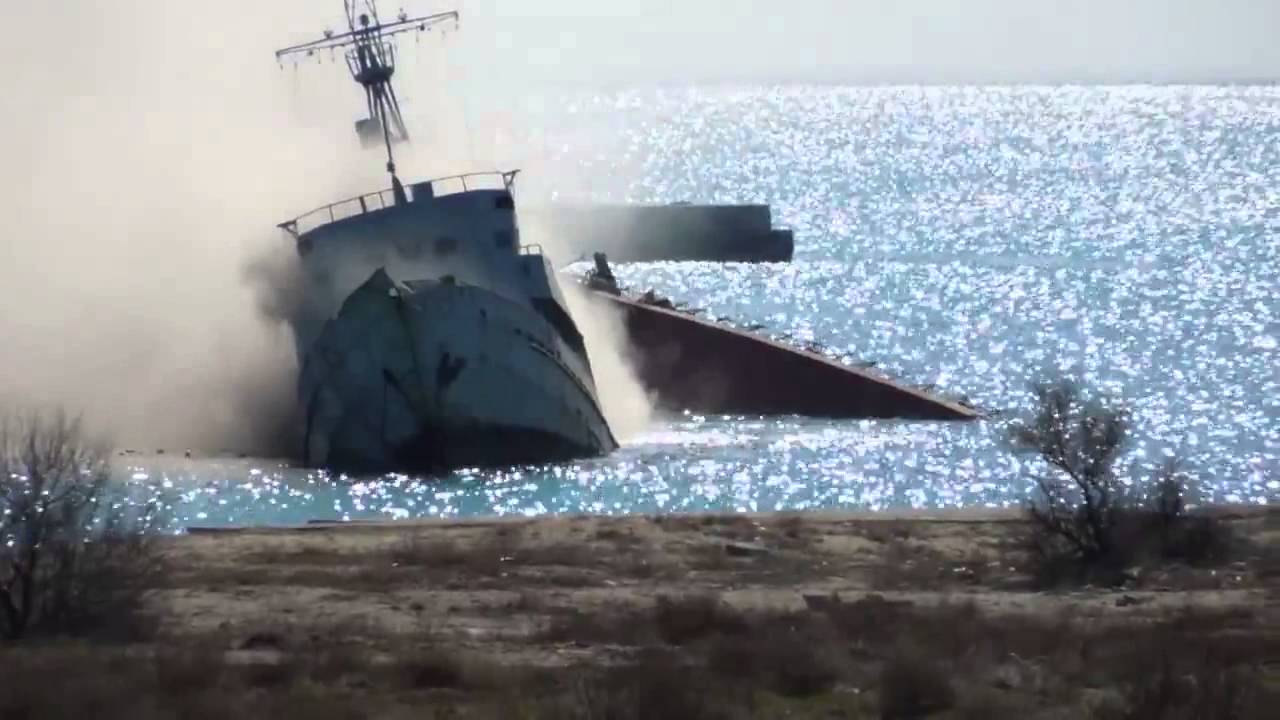 Сколько кораблей потопили украинцы за время. Крым потоплен корабль. Подводная лодка в Донузлаве. Донузлав подрыв корабля. Подорвали военный корабль в Крыму.