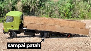 Truck Hino Nyerah angkut muatan kayu sampai patah